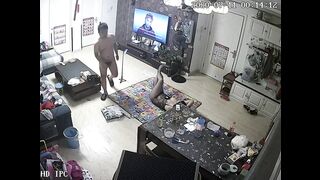 黑客破解家庭网络摄像头偷拍公务员小夫妻在家里客厅做爱研究性爱姿势还用手机拍下