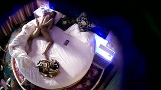 情趣酒店镭射光影房360摄像头偷拍中午午休约房东的女儿开房滚床单各种姿势鸡巴草她嘴巴